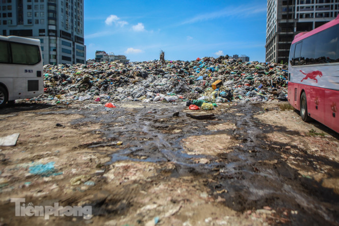 Rác ùn ứ, chất cao như ‘núi' ở trung tâm Thủ đô ảnh 10