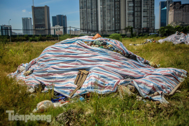 Rác ùn ứ, chất cao như ‘núi' ở trung tâm Thủ đô ảnh 12