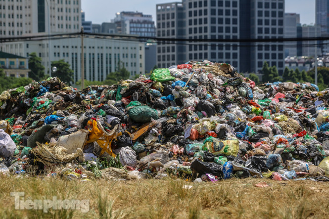 Rác ùn ứ, chất cao như ‘núi' ở trung tâm Thủ đô ảnh 14
