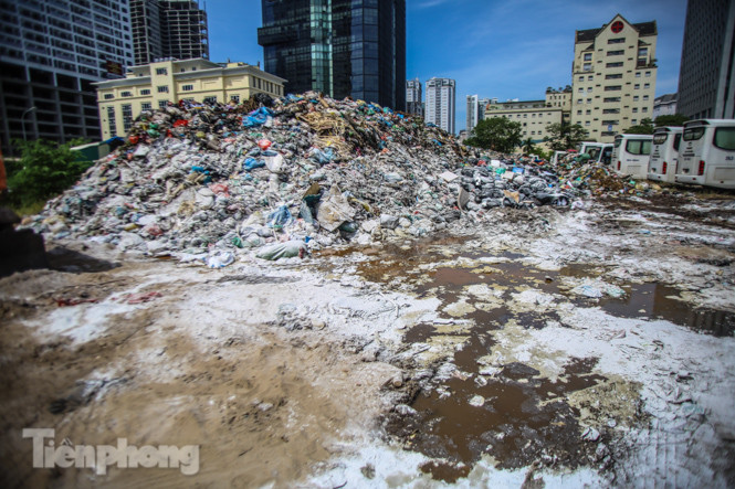 Rác ùn ứ, chất cao như ‘núi' ở trung tâm Thủ đô ảnh 1