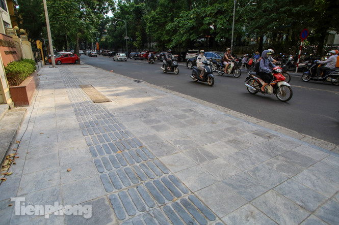 Vỉa hè các tuyến phố vùng 'lõi' Thủ đô thay đổi ra sao sau lát đá tự nhiên? ảnh 14