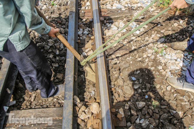 Bắt đầu đục thông tiếp 5 vòm cầu đá ‘trăm tuổi’ trên phố Phùng Hưng ảnh 3