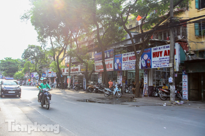 Phố thuốc lớn nhất Hà Nội thưa vắng trước 'lệnh' đeo khẩu trang nơi công cộng ảnh 1