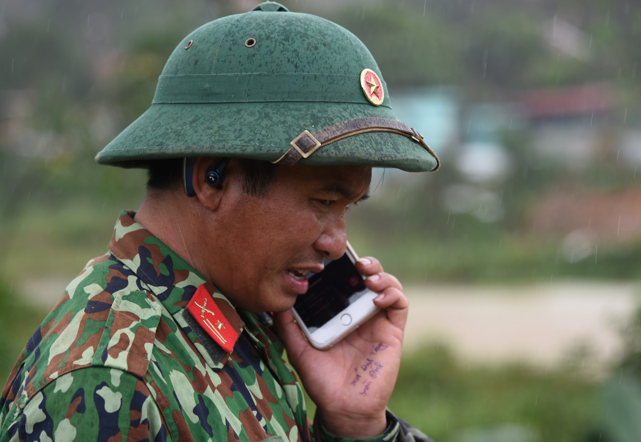 “Cả ngày họ đi cứu dân, có người chưa kịp ngủ” ảnh 2