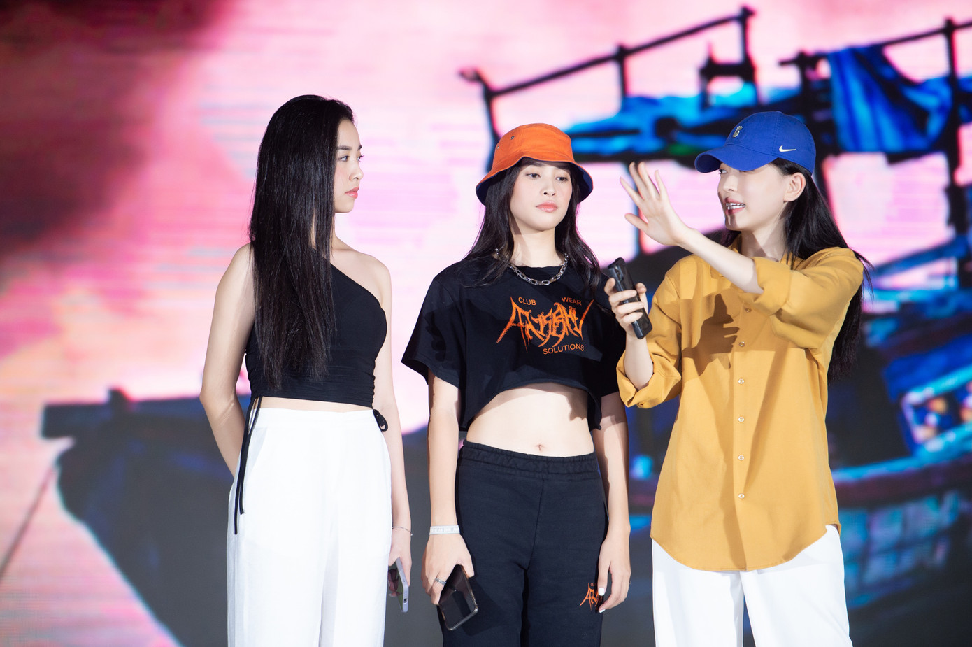 Đặc biệt, top 3 HHVN 2018 sẽ có màn góp giọng trong đêm Bán kết toàn quốc. 35 thí sinh vào Vòng Chung kết toàn quốc Hoa hậu Việt Nam năm 2020 ảnh 44