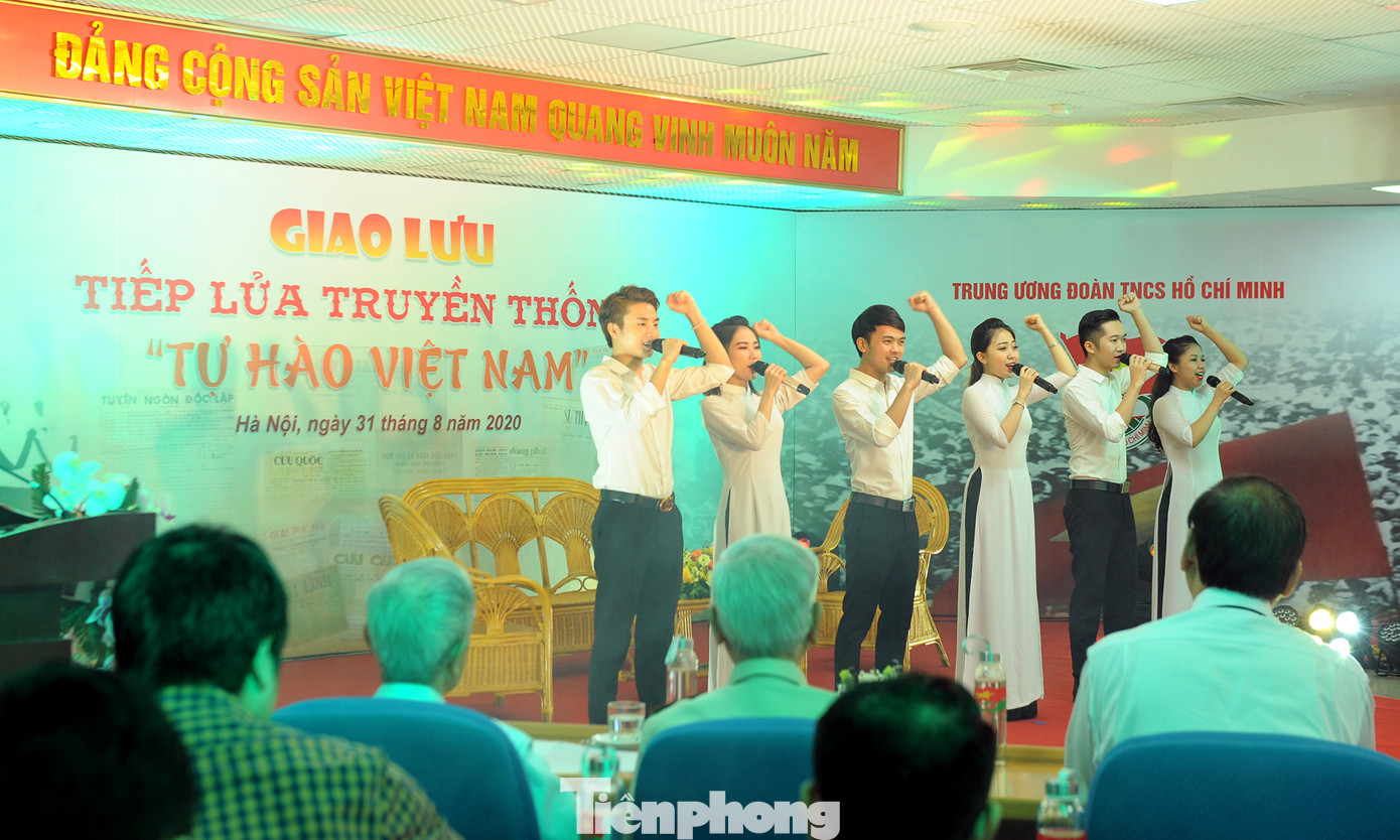 Thi đua tự hào tiến bước dưới cờ Đảng ảnh 1