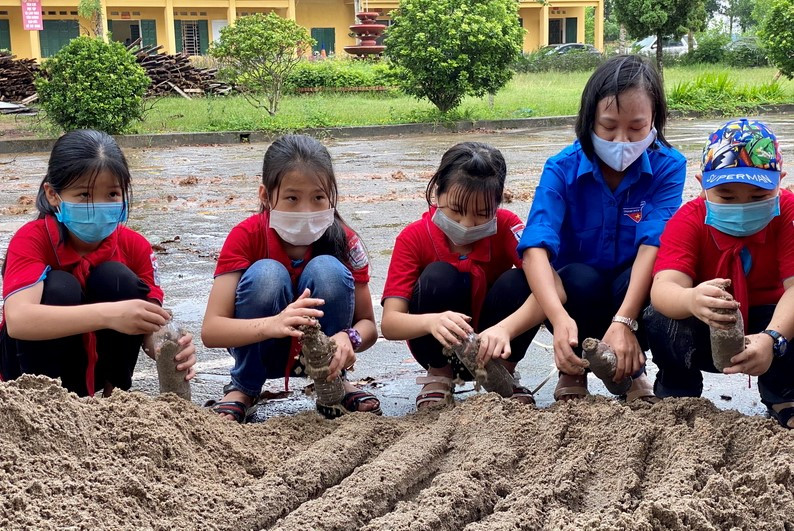 Đong cát vào chai dựng nhà vệ sinh ảnh 3