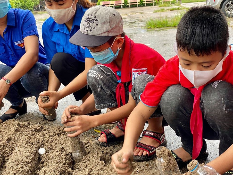 Đong cát vào chai dựng nhà vệ sinh ảnh 4