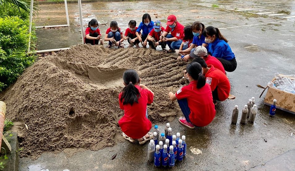 Đong cát vào chai dựng nhà vệ sinh ảnh 2