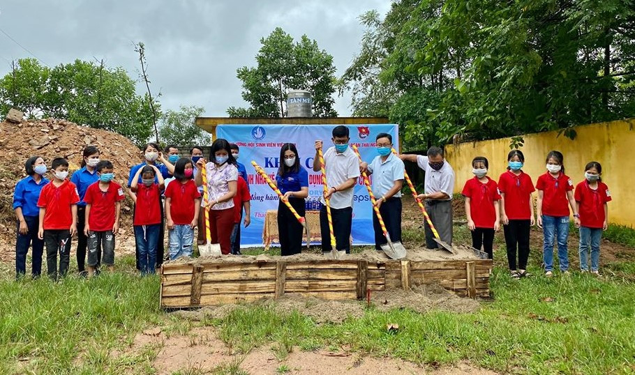 Đong cát vào chai dựng nhà vệ sinh ảnh 1