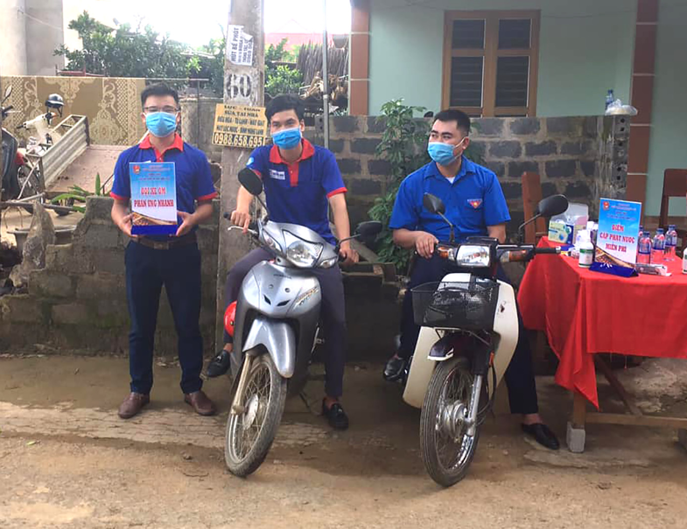 Đội xe ôm phản ứng nhanh 3 lần 'cứu' thí sinh đi muộn ảnh 1