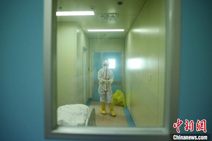 Xúc động nữ y tá hôn bạn trai qua tấm kính cách ly giữa mùa dịch corona ảnh 5