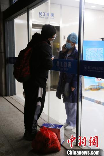 Xúc động nữ y tá hôn bạn trai qua tấm kính cách ly giữa mùa dịch corona ảnh 2