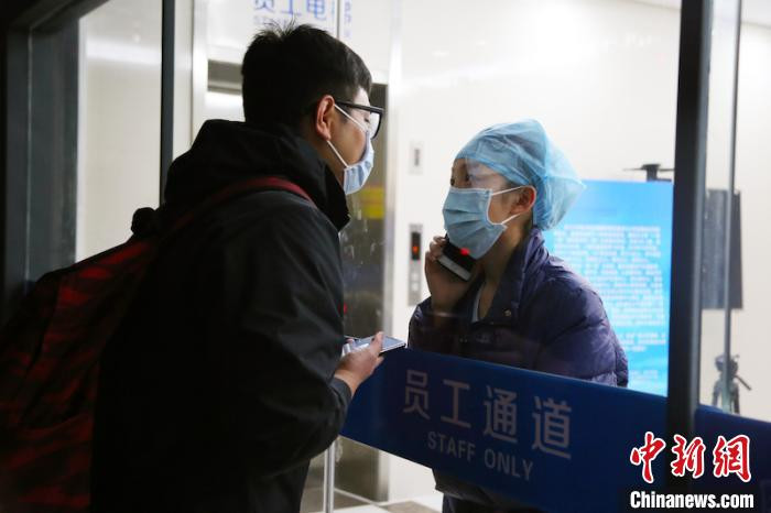 Xúc động nữ y tá hôn bạn trai qua tấm kính cách ly giữa mùa dịch corona ảnh 3