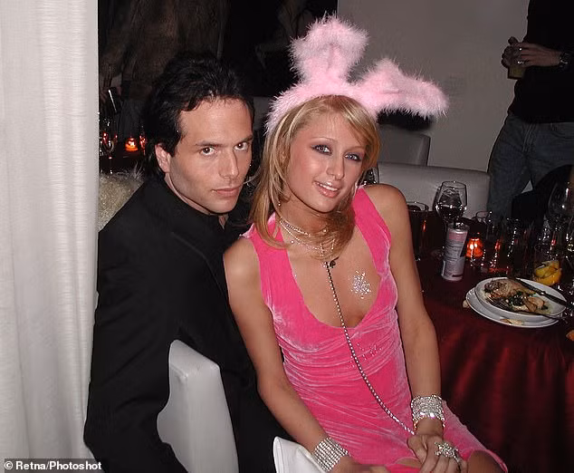Cô nàng thừa kế Paris Hilton không nội y trên bìa tạp chí ảnh 10