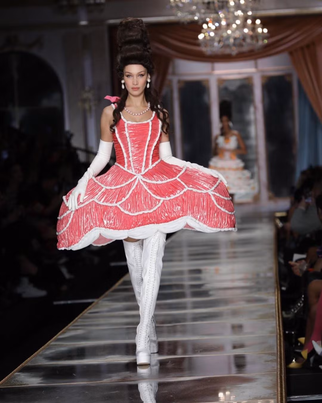 Irina Shayk và dàn mỹ nhân mặc váy lồng bàn trong show Moschino ảnh 1