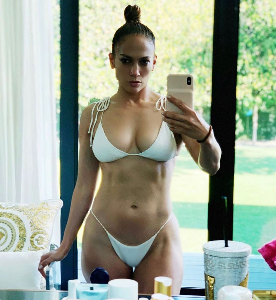 Jennifer Lopez mặc bikini căng đầy sức sống tuổi 50 ảnh 1
