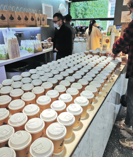 Tiệm cà phê ở Vũ Hán miễn phí cho các bác sĩ chống dịch covid-19 ảnh 1