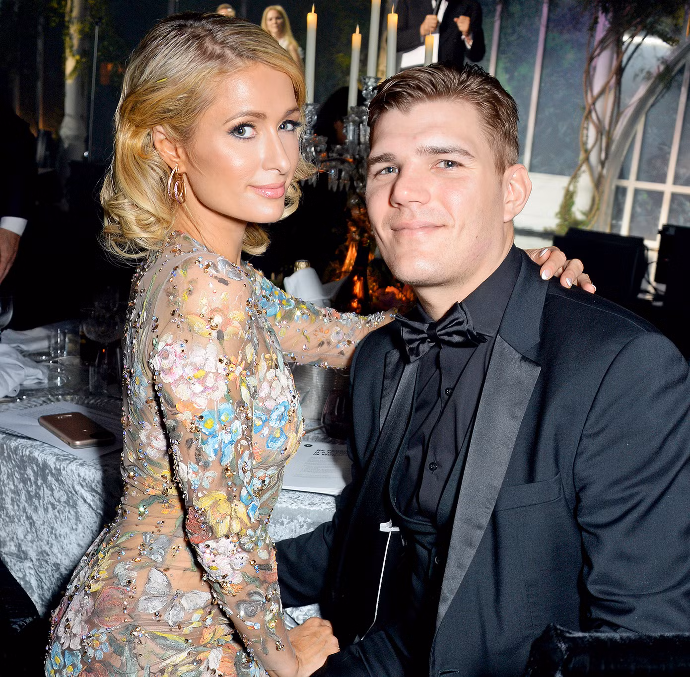 Cô nàng thừa kế Paris Hilton không nội y trên bìa tạp chí ảnh 9