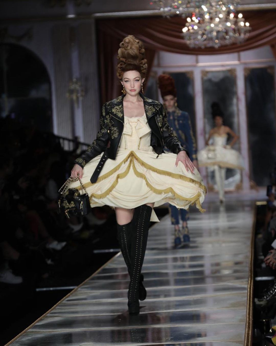 Irina Shayk và dàn mỹ nhân mặc váy lồng bàn trong show Moschino ảnh 9