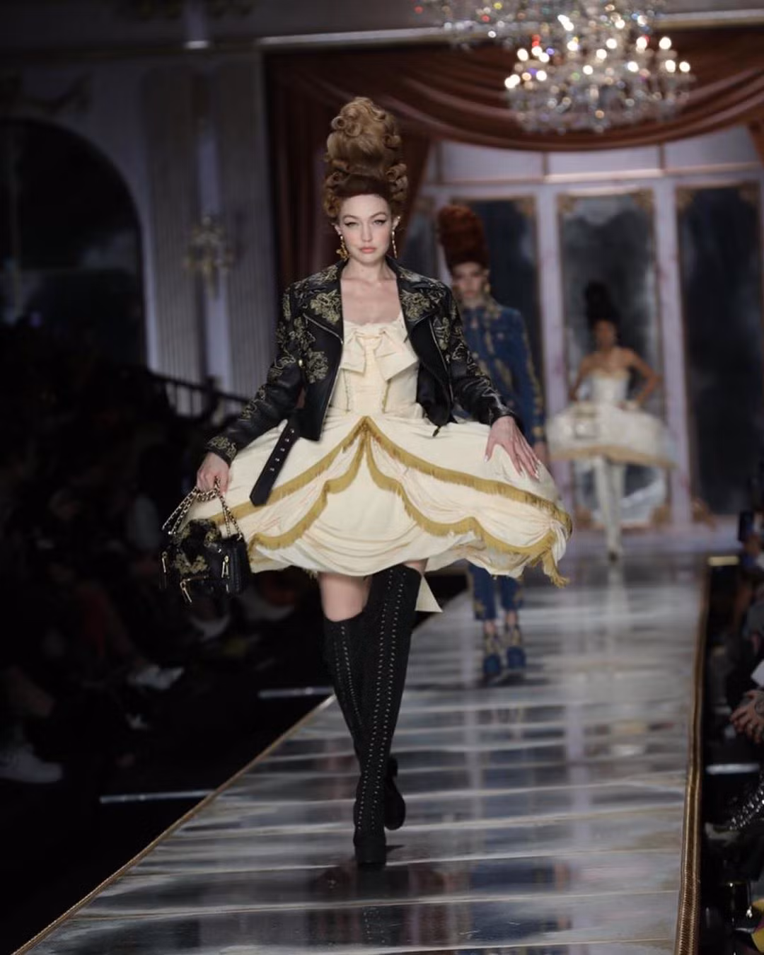 Irina Shayk và dàn mỹ nhân mặc váy lồng bàn trong show Moschino ảnh 9