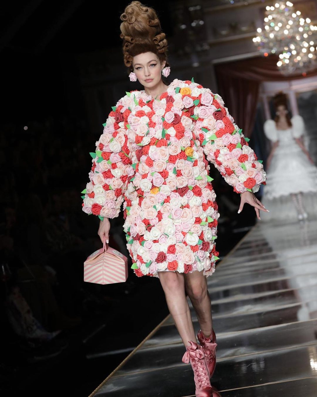 Irina Shayk và dàn mỹ nhân mặc váy lồng bàn trong show Moschino ảnh 7