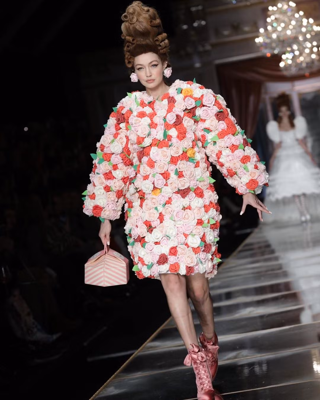 Irina Shayk và dàn mỹ nhân mặc váy lồng bàn trong show Moschino ảnh 7