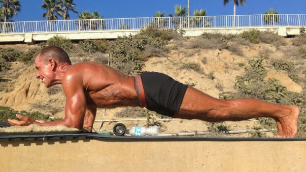 Lập kỷ lục thế giới giữ plank hơn 8 tiếng ở tuổi 62 ảnh 3