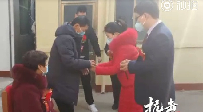 Cô dâu chú rể đeo khẩu trang, đám cưới không khách mời mùa dịch corona ảnh 2