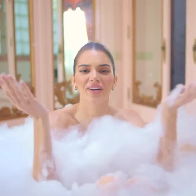 Em gái siêu mẫu nhà Kardashian chân dài mê mải ảnh 1