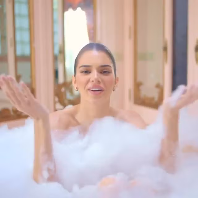 Em gái siêu mẫu nhà Kardashian chân dài mê mải ảnh 1