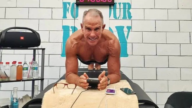 Lập kỷ lục thế giới giữ plank hơn 8 tiếng ở tuổi 62 ảnh 1