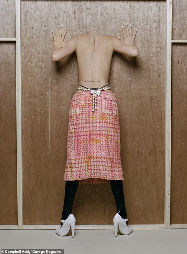 'Chân dài' đắt giá nhất thế giới táo bạo cởi áo che ngực trần ảnh 5