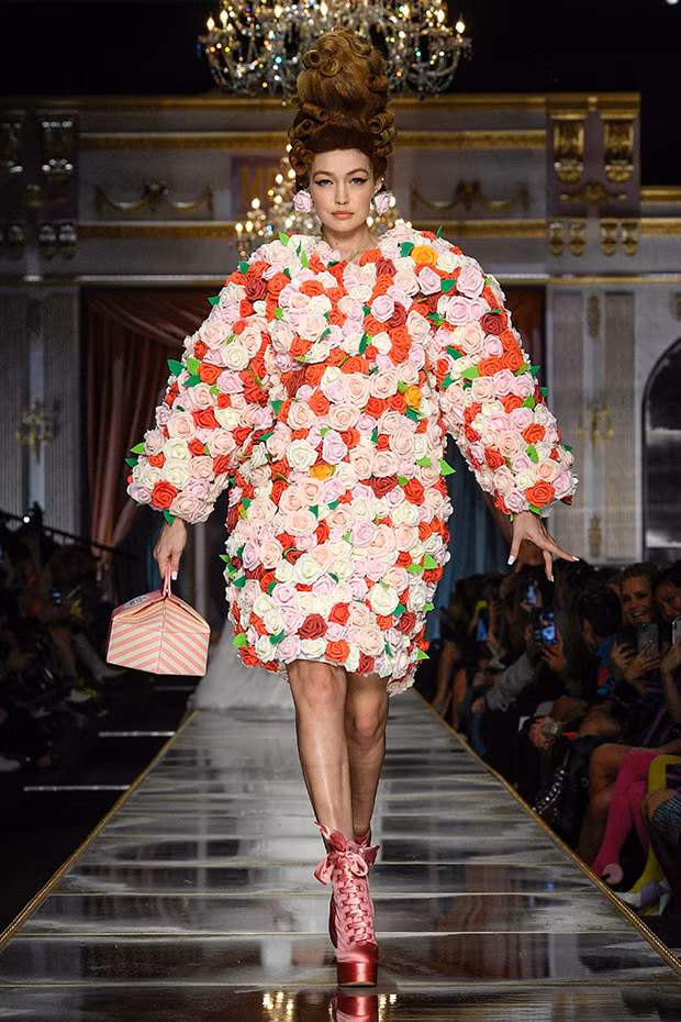 Irina Shayk và dàn mỹ nhân mặc váy lồng bàn trong show Moschino ảnh 6