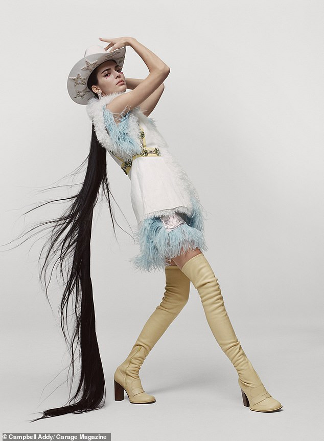 'Chân dài' đắt giá nhất thế giới táo bạo cởi áo che ngực trần ảnh 3