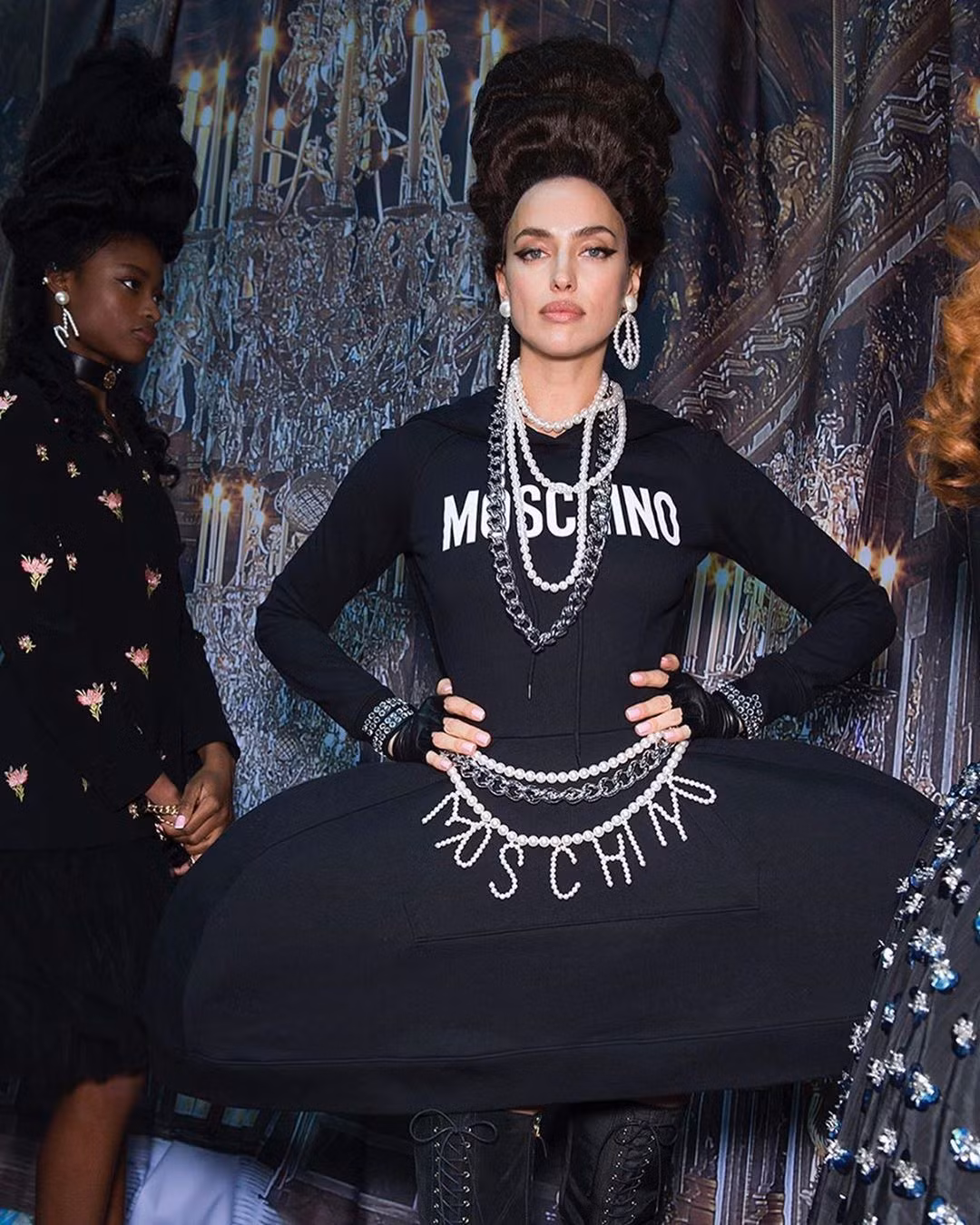 Irina Shayk và dàn mỹ nhân mặc váy lồng bàn trong show Moschino ảnh 10