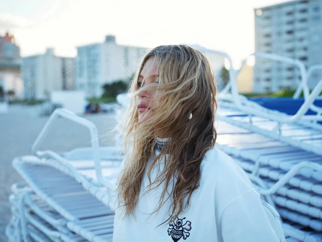 Kate Moss 'thả rông' ngực trần quyến rũ ảnh 4