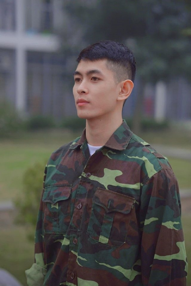 Thầy giáo 9x điển trai được ví với Đại úy Ri trong 'Hạ cánh nơi anh' ảnh 1