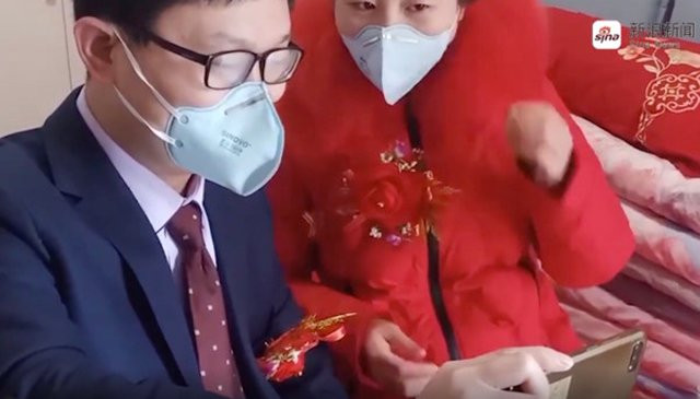 Cô dâu chú rể đeo khẩu trang, đám cưới không khách mời mùa dịch corona ảnh 1