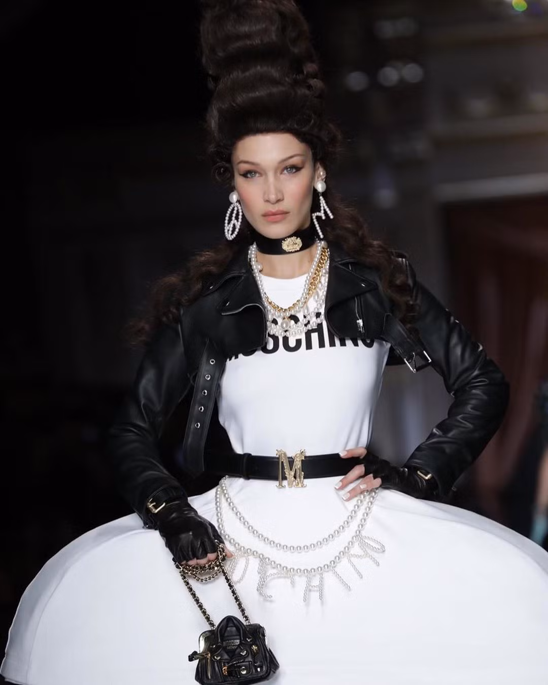 Irina Shayk và dàn mỹ nhân mặc váy lồng bàn trong show Moschino ảnh 3