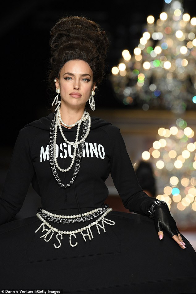 Irina Shayk và dàn mỹ nhân mặc váy lồng bàn trong show Moschino ảnh 11