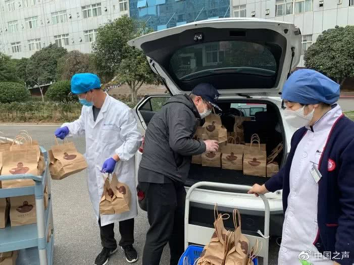 Tiệm cà phê ở Vũ Hán miễn phí cho các bác sĩ chống dịch covid-19 ảnh 2