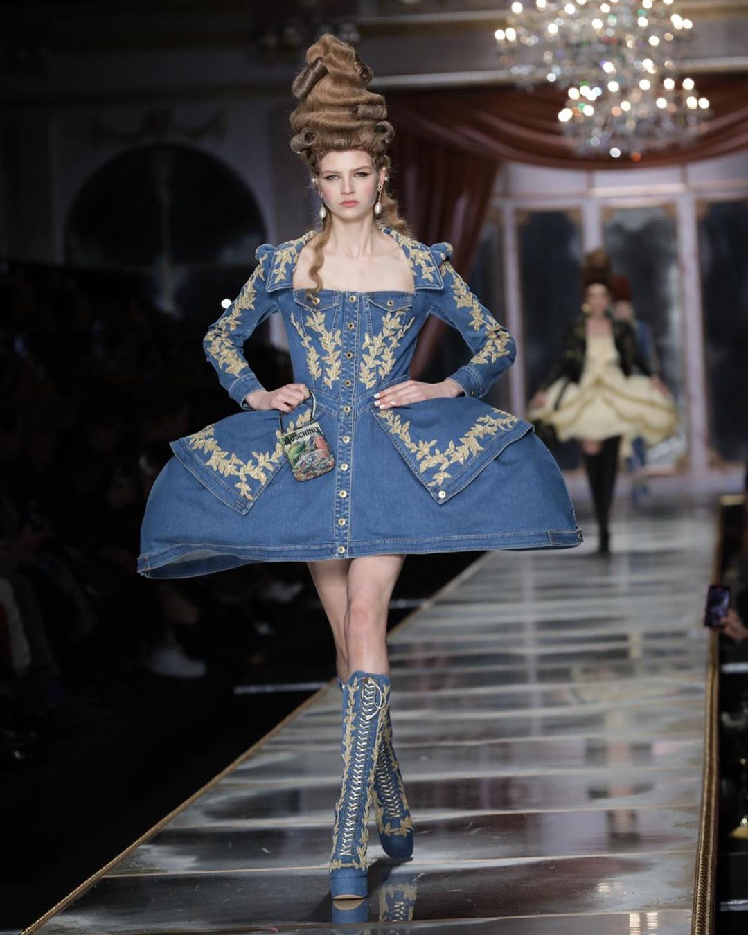 Irina Shayk và dàn mỹ nhân mặc váy lồng bàn trong show Moschino ảnh 28