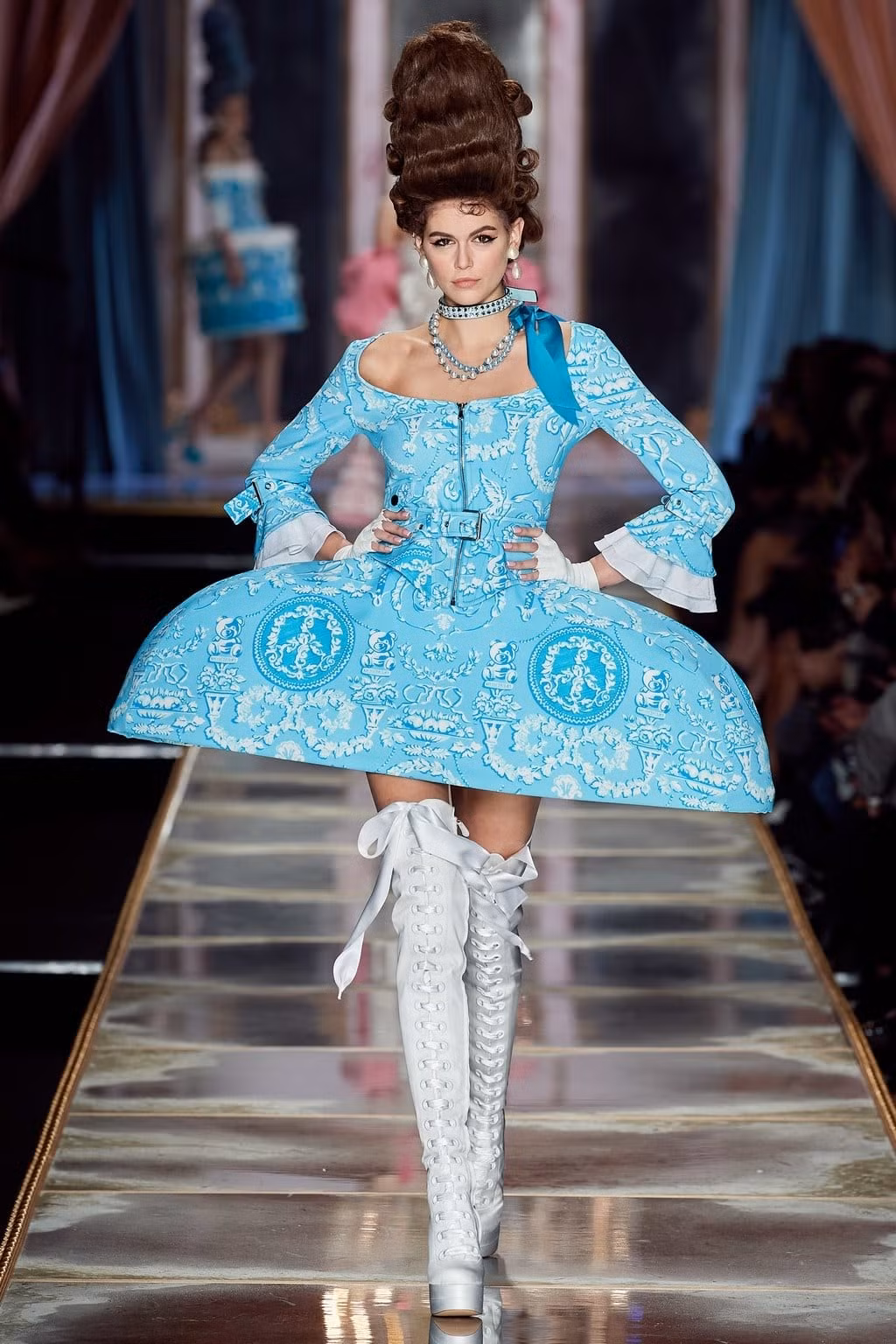 Irina Shayk và dàn mỹ nhân mặc váy lồng bàn trong show Moschino ảnh 18