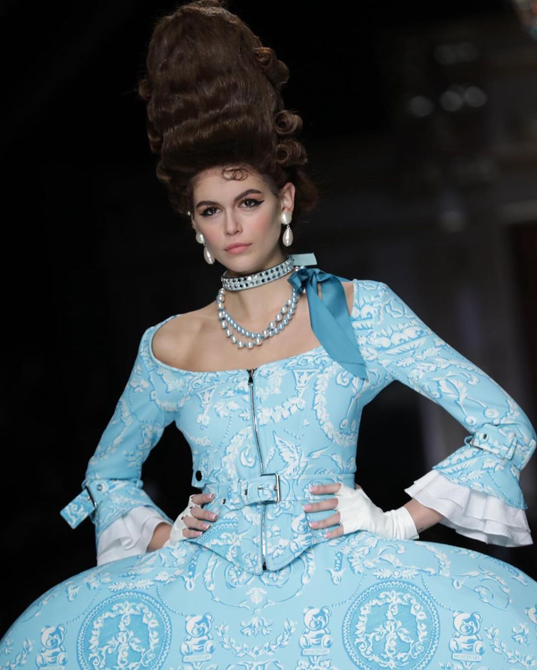 Irina Shayk và dàn mỹ nhân mặc váy lồng bàn trong show Moschino ảnh 17