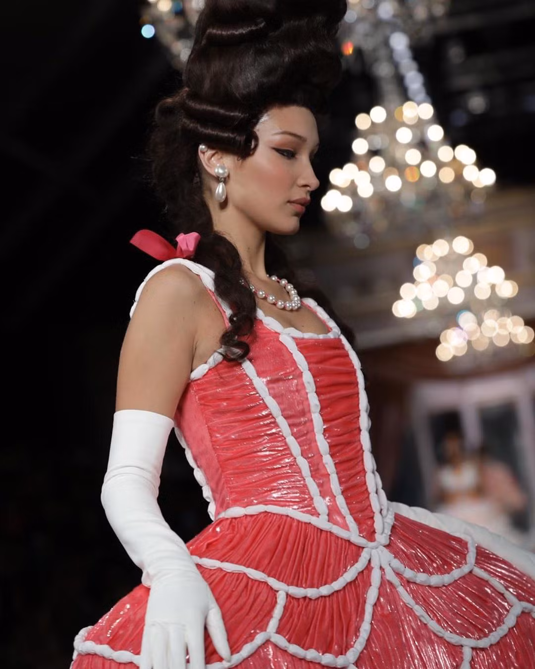 Irina Shayk và dàn mỹ nhân mặc váy lồng bàn trong show Moschino ảnh 2