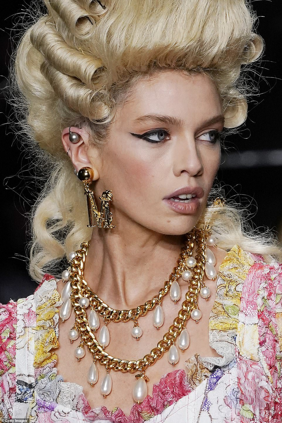 Irina Shayk và dàn mỹ nhân mặc váy lồng bàn trong show Moschino ảnh 19