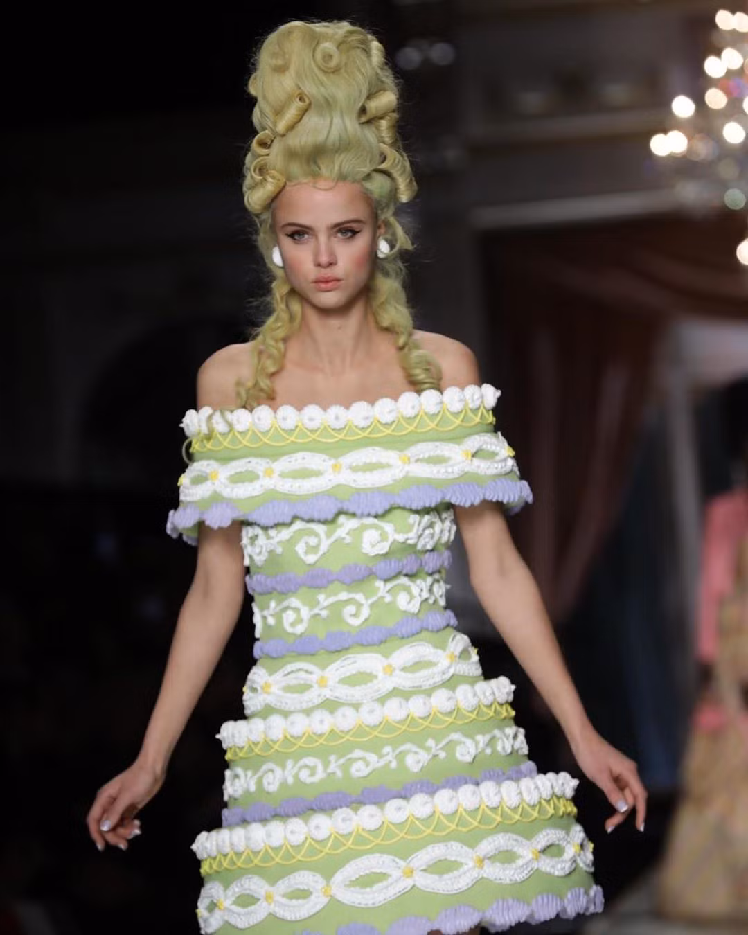 Irina Shayk và dàn mỹ nhân mặc váy lồng bàn trong show Moschino ảnh 27