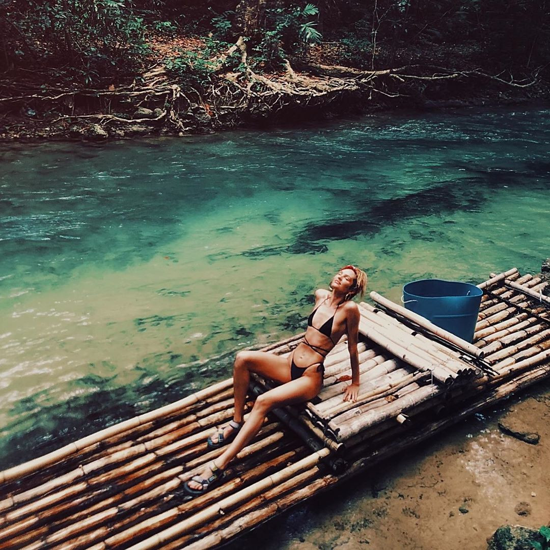 Candice Swanepoel lại tung ảnh bikini khoe dáng tạc tượng ảnh 7