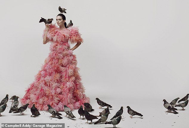 'Chân dài' đắt giá nhất thế giới táo bạo cởi áo che ngực trần ảnh 4